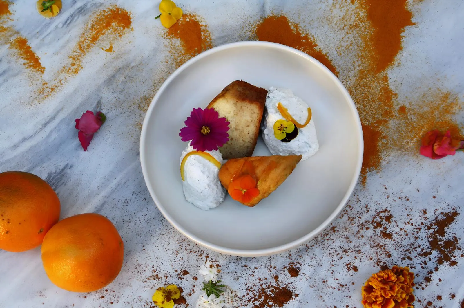 Dessert aux agrumes et épices sur marbre blanc