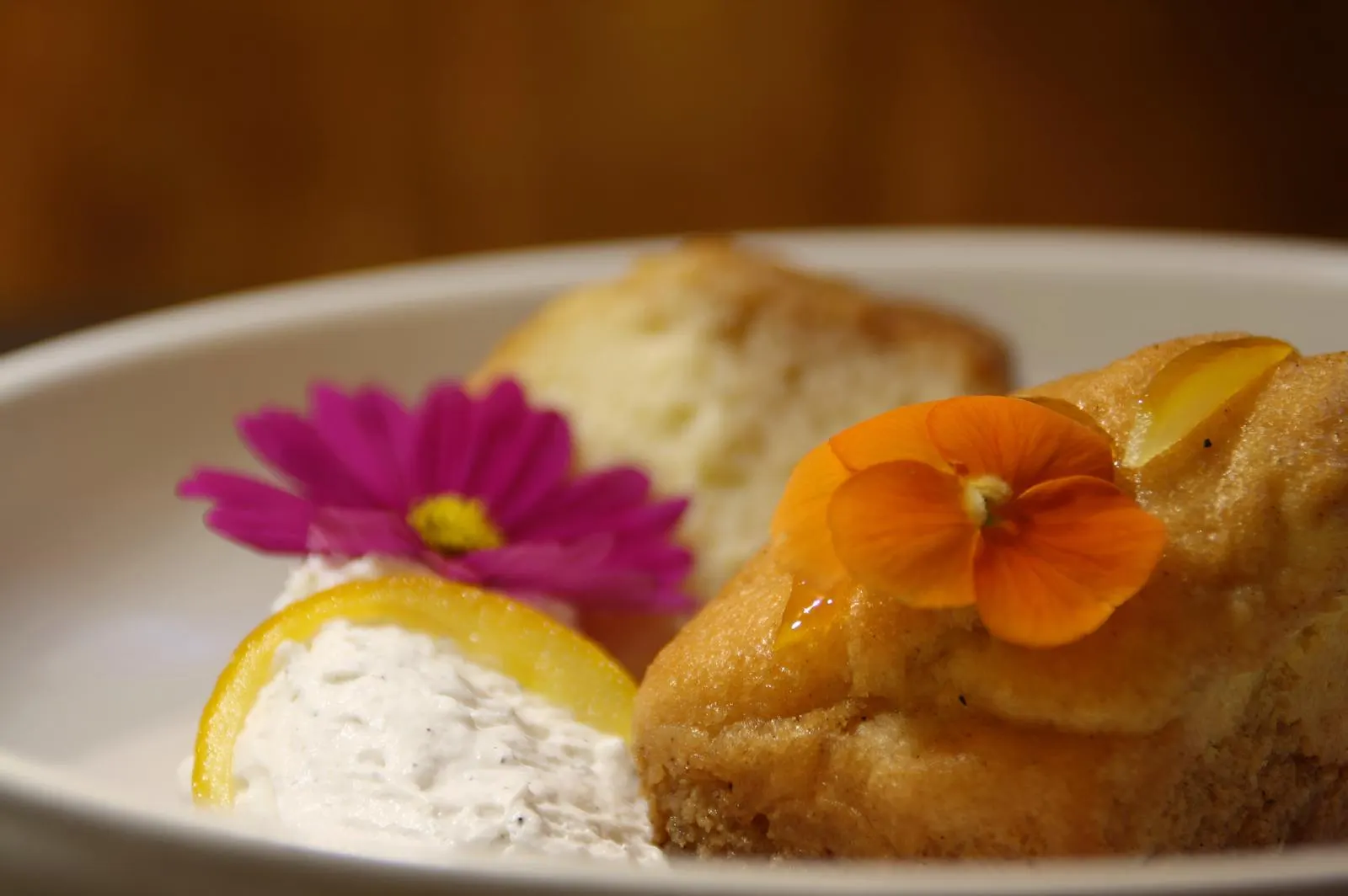 Dessert fleuri, crème et orange confite