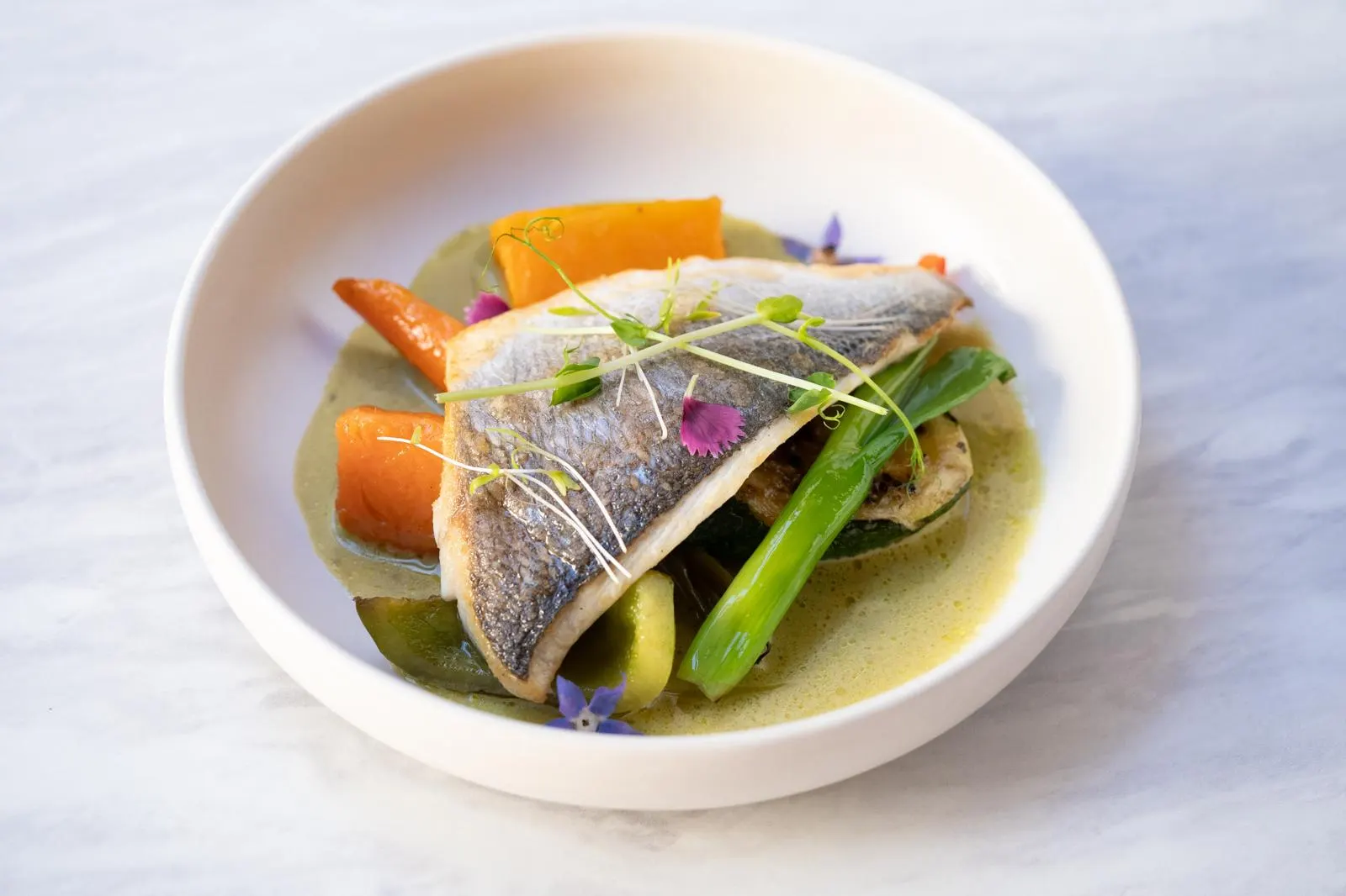 Filet de dorade royale snacké sur légumes rôtis