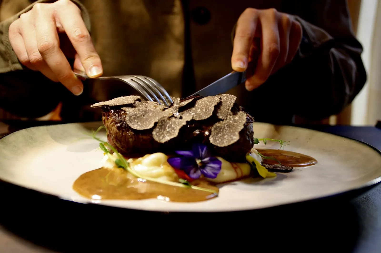 Pièce de bœuf à la truffe noire dressée par le chef Stevril au restaurant Les Magnolias à Nîmes
