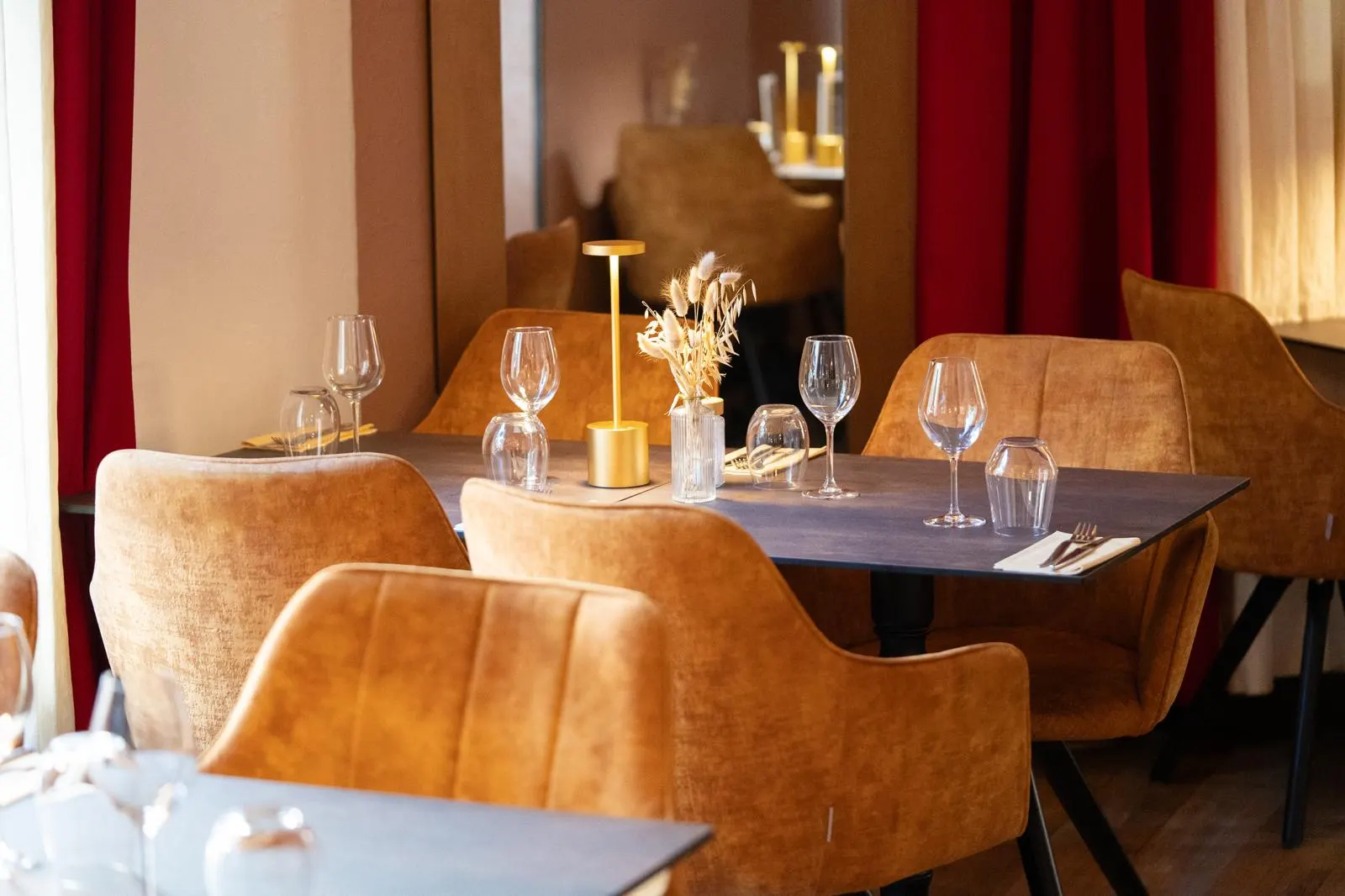 Salle du restaurant Les Magnolias à Nîmes, fauteuils en velours camel et tables dressées