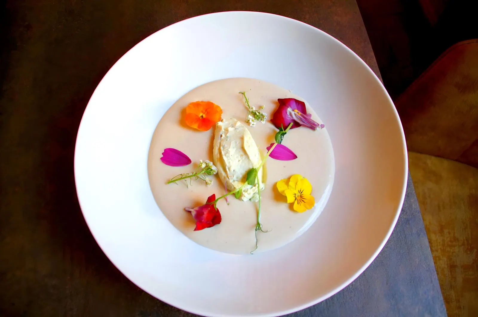 Assiette de la carte dressée avec fleurs comestibles